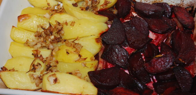 Ziemniaki i buraki zapiekane w piekarniku.