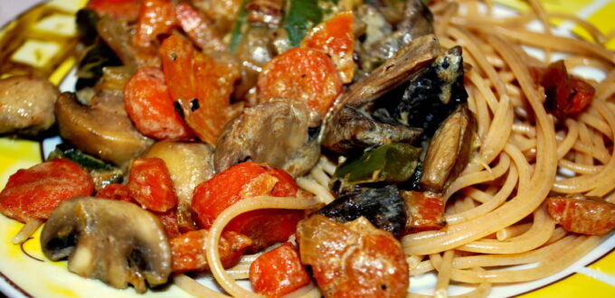 Spaghetti żytnie z sosem warzywno-pieczarkowym