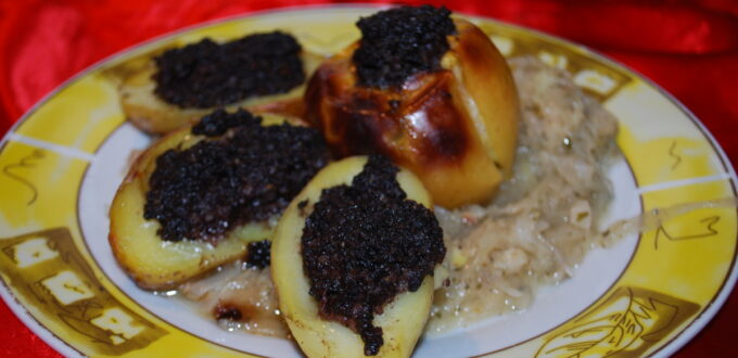 Krupniok schowany w kartoflu i jabłku