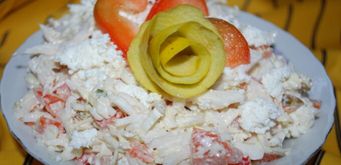 surówka z pekińskiej z twarogiem i papryką