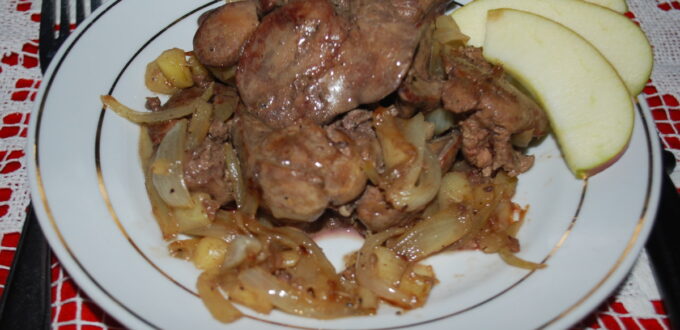 Wątróbka drobiowa z jabłkami