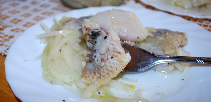 Śledzie a la matias w oleju z cebulą