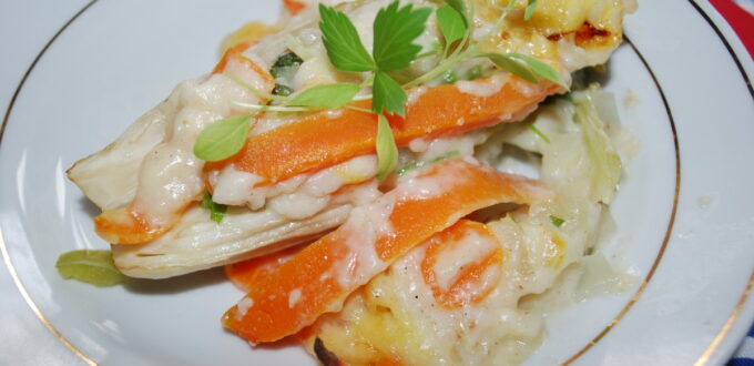 Zapiekana cykoria z warzywami pod sosem beszamelowym