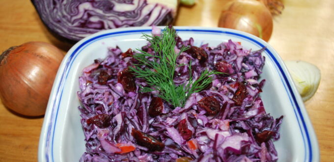 Surówka z czerwonej kapusty z żurawiną