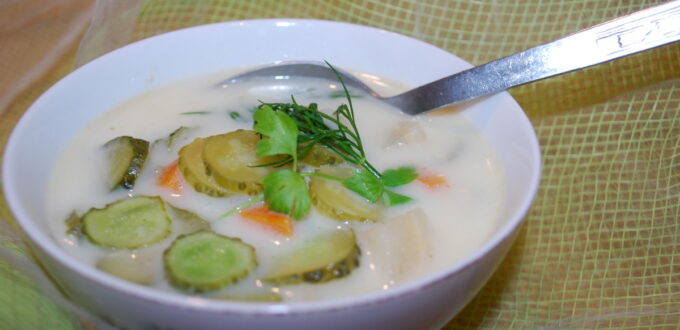 Zupa z małosolnych ogórków