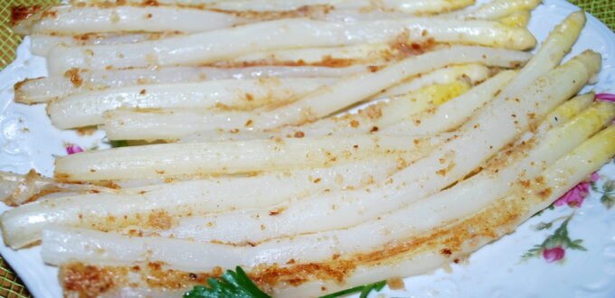 Szparagi na maśle z bułka tartą