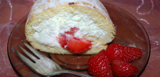 Rolada biszkoptowa z truskawkami.