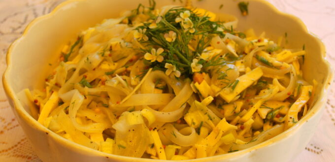 Sałatka z makaronu ryżowego z ogórkami