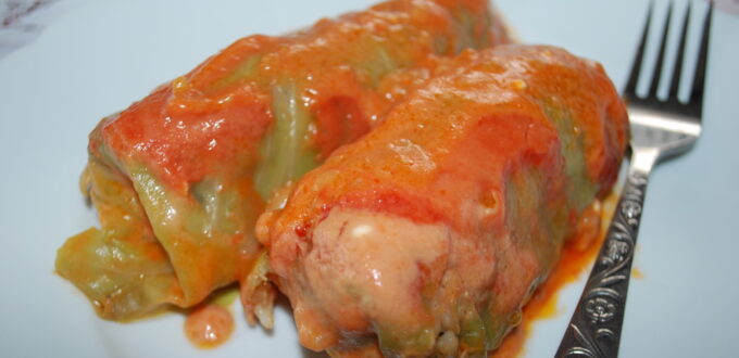 Gołąbki z pieczarkami i papryką w sosie pomidorowym