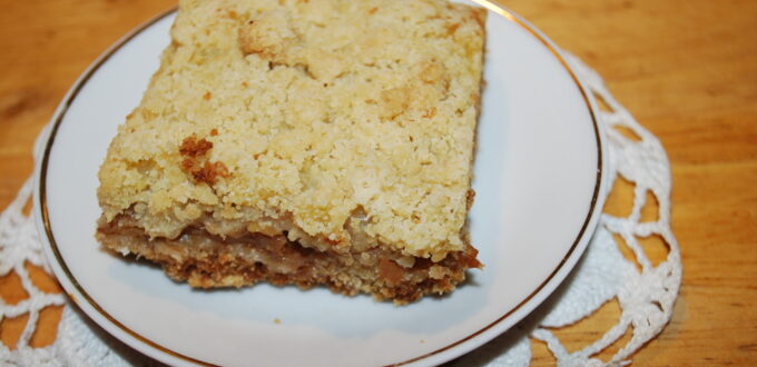 Kruche ciasto z jabłkami i budyniem