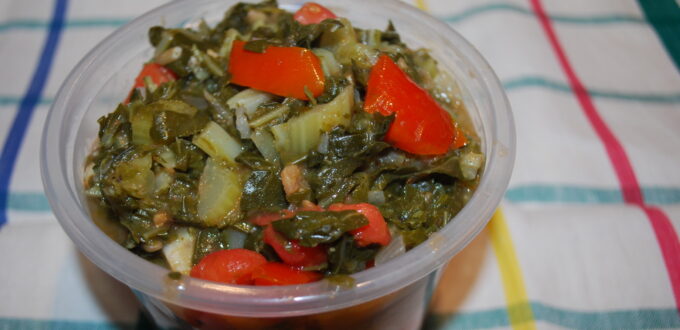 Liście kalafiora z pomidorami