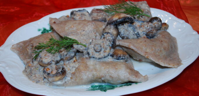 Pierogi z kaszą gryczaną i pieczarkami