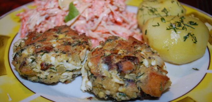 Kotlety z gotowanych jaj z grzankami.