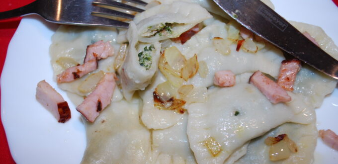 Pierożki ze szpinakiem i mięsem