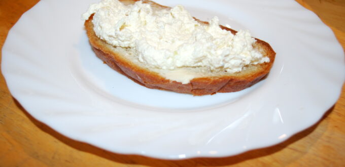 Domowy fromage z cebulą i czosnkiem