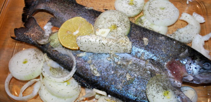 Zapiekany pstrąg z cebulą