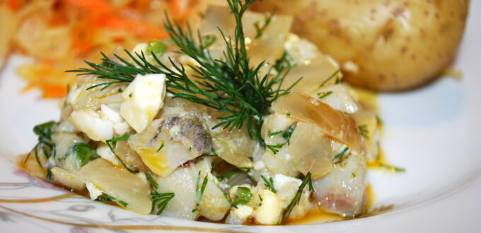 Prosta sałatka śledziowa