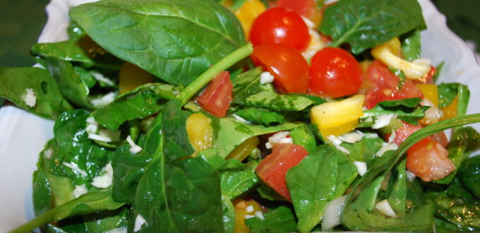 Surówka ze szpinakiem