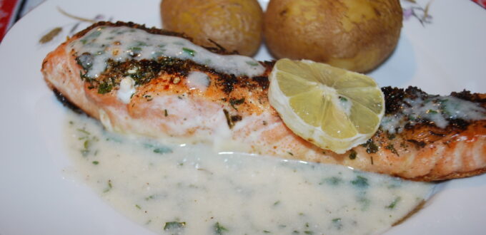Łosoś z koperkiem i śmietaną