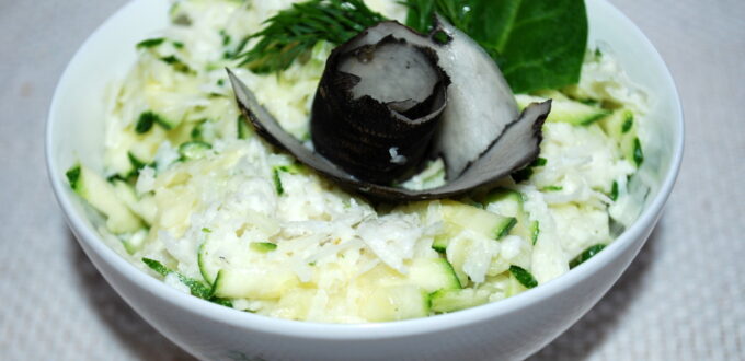 Surówka z czarnej rzepy z cukinią