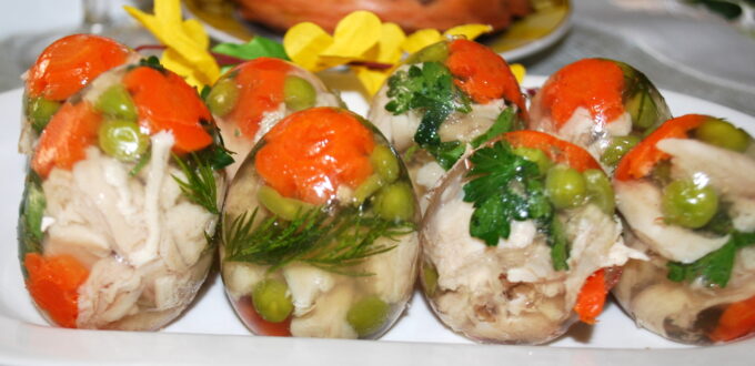 Galaretka drobiowa w kształcie jaj