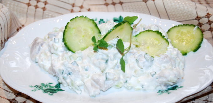 Śledź w śmietanie z zielonym ogórkiem