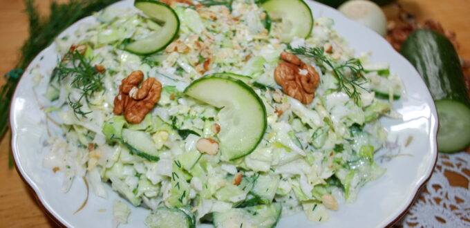 Surówka z młodej kapusty z zielonym ogórkiem