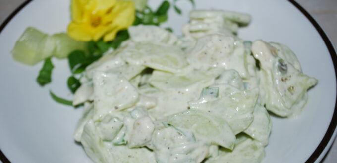 Sałatka z ogórka i awokado