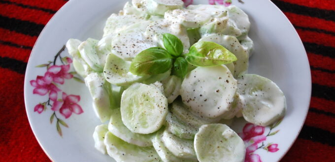 Ogórki z czosnkowym dipem