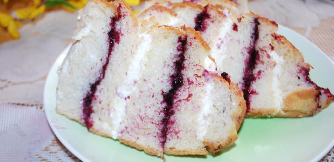 Chałka z serem i dżemem