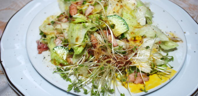 Sałata lodowa z wędzonym kurczakiem.