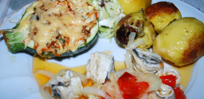 Ziemniaki w mundurkach z śledzikiem i cukinią