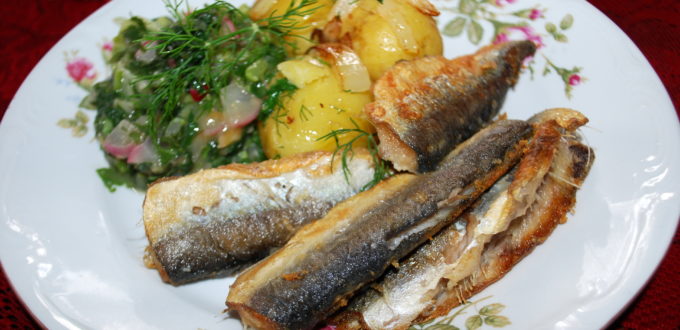 zielone śledzie i „zasmażana kapustka” z liści rzodkiewki